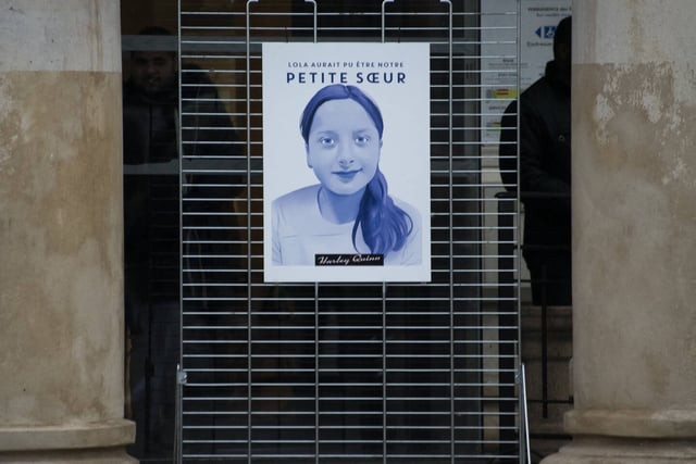 Une affiche en hommage à Lola, le 16 novembre 2022 à Paris.