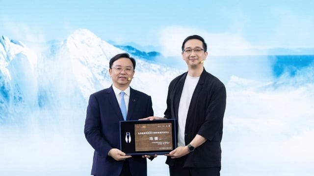 Wang Chuanfu (left), presents a memento to Feng Ji, founder and CEO of Game Science, to mark the occasion. Photo: Handout