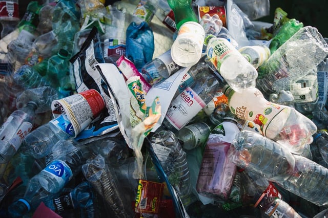 Une œuvre créée par l'artiste Benjamin Von Wong et Greenpeace, visant à dénoncer l'usage du plastique, le 29 mai 2023 à Paris