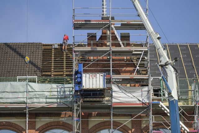Auf dem Foto befindet sich eine Baustelle in Berlin-Schöneberg. Der Wohnungsbau befindet sich derzeit in der Krise. (Themenbild/Symbolbild)