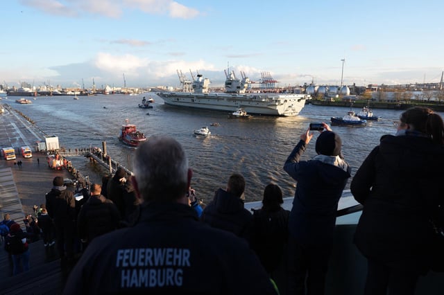 Eigentlich hätte der 284 Meter lange Flugzeugträger früher in Hamburg festmachen sollen. Wind und Wellen durchkreuzten diesen Plan