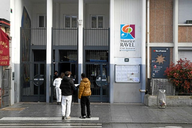 Le chef de l'établissement Maurice-Ravel à Paris a quitté ses fonctions après avoir été menacé de mort sur les réseaux sociaux.
