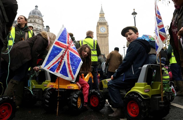 Des enfants lors de la manifestation des agriculteurs devant Big Ben, à Londres, ce mardi 19 novembre 2024.