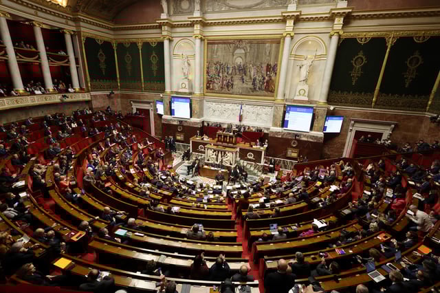 Le passage de l’âge de départ de 62 à 64 ans est particulièrement impopulaire. Un sondage Toluna/Harris Interactive publié mardi porte à 71% la part de Français favorables à son abrogation.