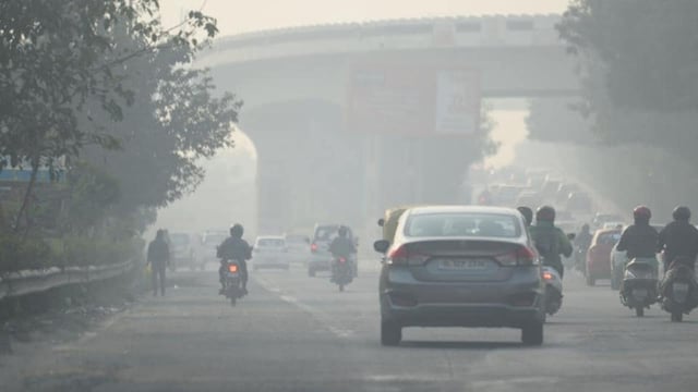 Smog and pollution on Mayur Vihar Road near Akshardham temple in New Delhi on Thursday. (Raj K Raj/HT PHOTO)
