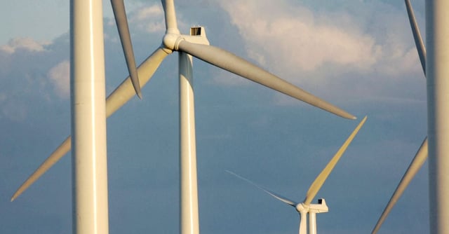Wind turbines stand tall on a farm in Lowville, New York, August 24, 2006. REUTERS/Mark Dye/File Photo