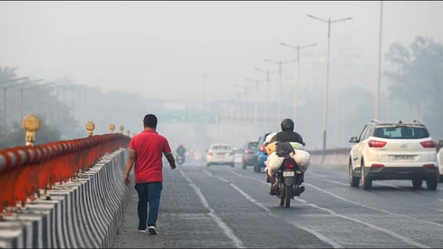 Air pollution in Delhi-NCR remains in the 'very poor' category. (Sunil Ghosh/HT Photo)