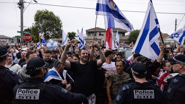 A man has been arrested after police separated pro-Israel and pro-Palestinian groups at a protest outside a Melbourne synagogue.