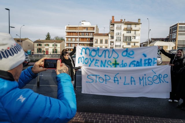 Des agents du conseil départemental de la Haute-Garonne en grève, le 26 novembre.
