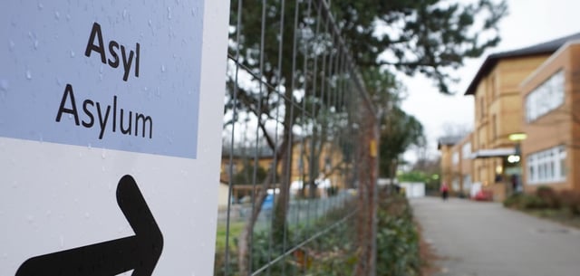 Wegweiser am Landesamt für Flüchtlingsangelegenheiten Berlin (LAF)