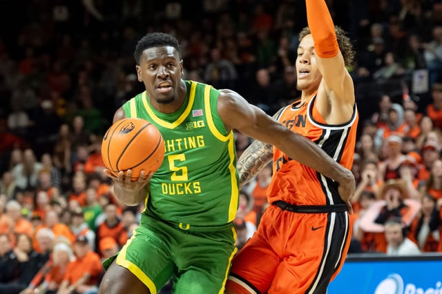 Oregon guard TJ Bamba pressed toward the basket as the Oregon State Beavers hosted the Oregon Ducks on Nov. 21 at Gill Coliseum in Corvallis.