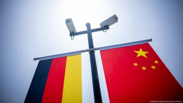 Deutsche und chinesische Nationalflagge beim Besuch des Bundeskanzlers Scholz in Peking im April 2024