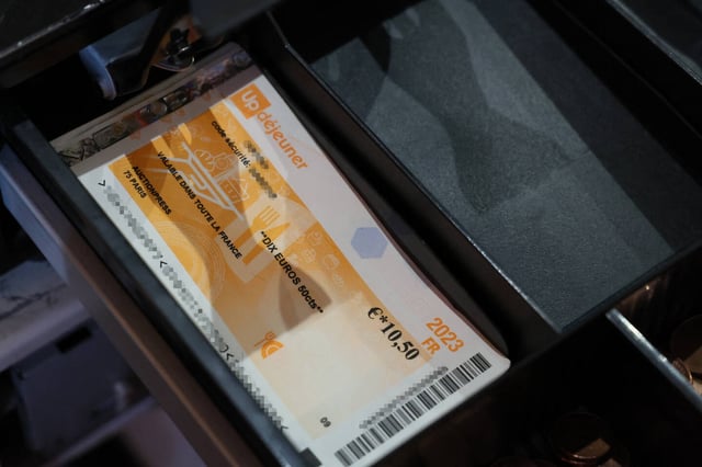 Dès janvier 2025, sauf loi adoptée rapidement à l'Assemblée, les salariés français touchant des titres-restaurants pourraient être obligés de limiter leurs achats en supermarché par ce moyen.