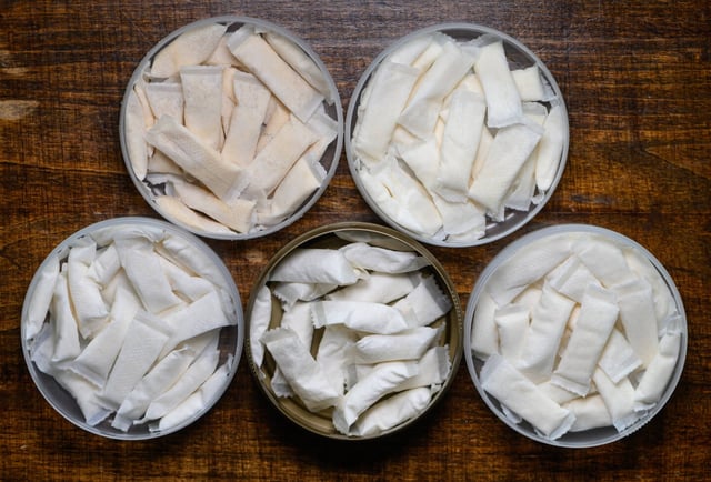 Des boîtes de pouches, ou snus.