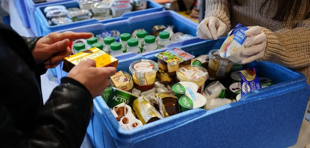 Verschiedene Wurstwaren, Vegetarisches und andere Kühlprodukte werden in einer Ausgabestelle der Hamburger Tafel verteilt