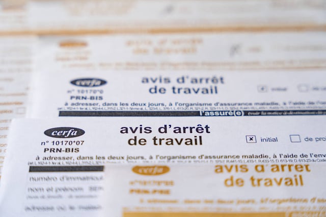 60% des France, 2024-09-13. Illustration, avis d arret de travail. L�arret de travail est une prescription du medecin attestant que l etat de sante du patient ne lui permet pas d exercer son activite professionnelle. Photographie par Jean-Marc Barrere / Hans Lucas. (Photo by Jean-Marc Barrere / Hans Lucas / Hans Lucas via AFP)