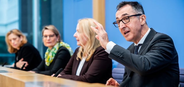 Einigung erzielt (v. l.): Landeskultusministerinnen Karin Prien (CDU), Stefanie Hubig sowie Christine Streichert-Clivot (beide SPD) und Bundesbildungsminister Cem Özdemir (Grüne)