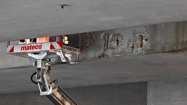 Das hätte böse ausgehen können! Am Freitag lösten sich mehrere Brocken aus einer Brücke