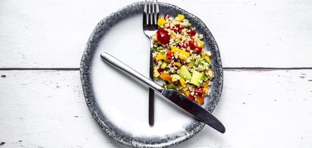 Beim Intervallfasten wechseln sich normales Essen und Verzicht ab