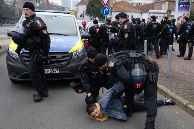 Die Polizei ist mit einem Großaufgebot vor Ort