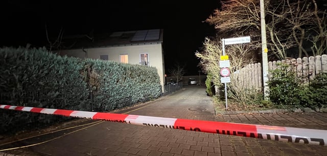 Ein Absperrband versperrt den Zugang zum Tatort