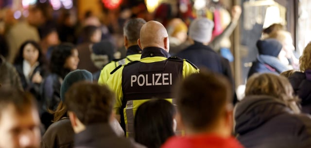 Polizisten auf dem Weihnachtsmarkt auf dem Rudolfplatz in Köln