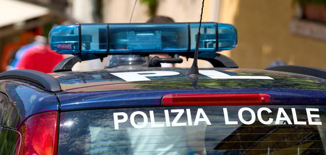 Polizeifahrzeug der Polizia Locale geparkt in einer belebten Straße in Malcesine am Gardasee in Italien (Symbolbild)
