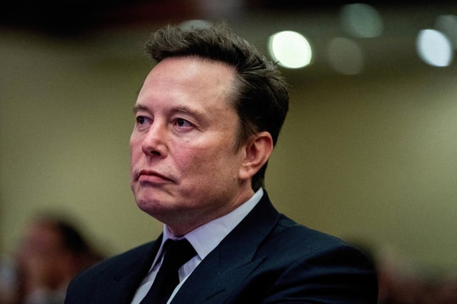 Elon Musk a le regard tourné vers la scène politique britannique.
