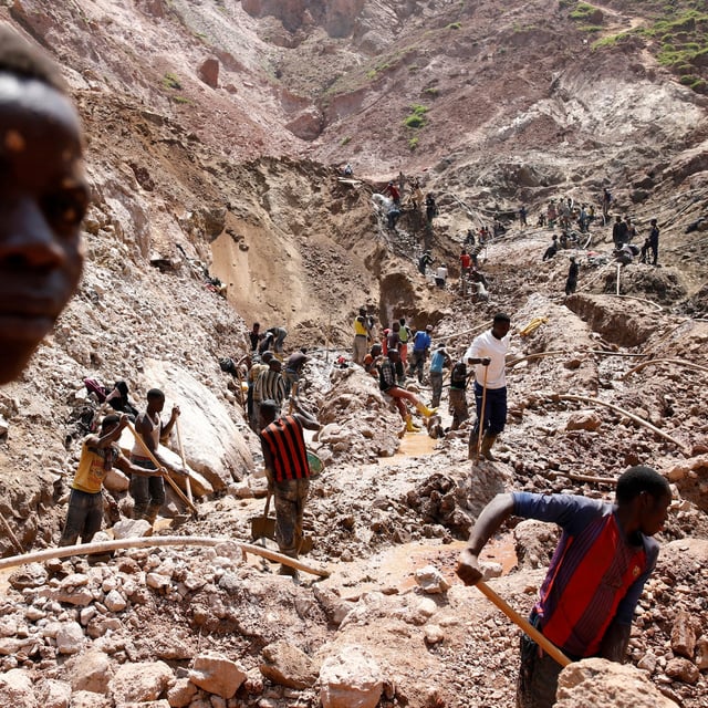 Labourers work at an open shaft of the SMB coltan mine near the town of Rubaya in the Eastern Democratic Republic of Congo, August 13, 2019. Picture taken August 13, 2019. REUTERS/Baz Ratner     TPX IMAGES OF THE DAY
