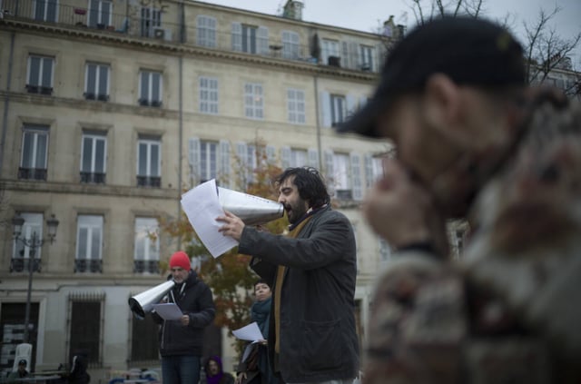 Depuis le début du procès, le Collectif du 5 novembre se fait le porte-voix populaire de l'avancement des débats dans différents lieux de la ville. Ici, des crieurs sur la place Jean-Jaurès, à Marseille le 13 décembre 2024.