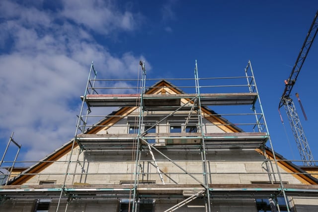 Immer weniger Wohnungsbaugenehmigungen verschärfen die Wohnungsnot.
