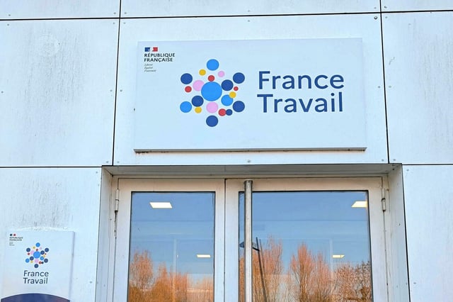 En moyenne au troisième trimestre 2024, en France métropolitaine, le nombre de personnes inscrites à France Travail et tenues de rechercher un emploi s'établit à 5 123 700. 
