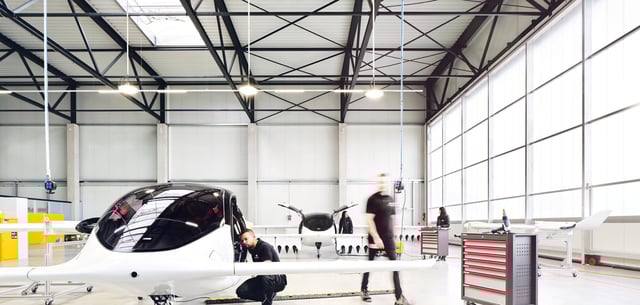 Ein Elektro-Flugtaxi des Herstellers Lilium in einer Werkshalle