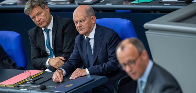 Unterschiedliche Beliebtheit bei den Wählern: Friedrich Merz (CDU, vorn), Bundeskanzler Olaf Scholz (SPD, M.) und Robert Habeck (Bündnis 90/Die Grünen)