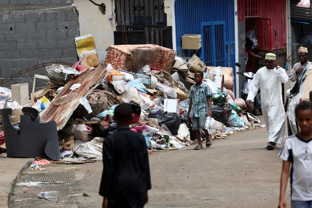 Des décombres dans une rue à Kaweni, le 20 décembre.