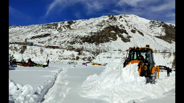 BRO jawans clearing snow from Sissu helipad in Lahaul Spiti after fresh snowfall. (Aqil Khan /HT)
