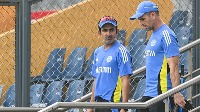 India's head coach Gautam Gambhir (L) and assistant coach Ryan Neil ten Doeschate arrive for a practice session on the eve of their third Test cricket match against New Zealand, at the Wankhede stadium in Mumbai on October 31, 2024. (Photo by Indranil MUKHERJEE / AFP) / -- IMAGE RESTRICTED TO EDITORIAL USE - STRICTLY NO COMMERCIAL USE --