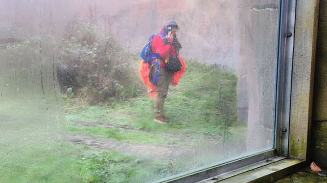 Der Mann wollte eigentlich auf einem Fußballplatz landen.