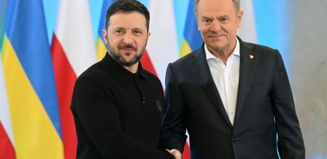 Le président ukrainien Volodymyr Zelensky (g) et le Premier ministre polonais Donald Tusk, le 15 janvier 2025 à Varsovie
