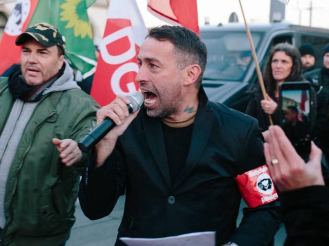 Liebich 2018 bei einer Demonstration während des Besuchs der damaligen Bundeskanzlerin Merkel in Chemnitz.