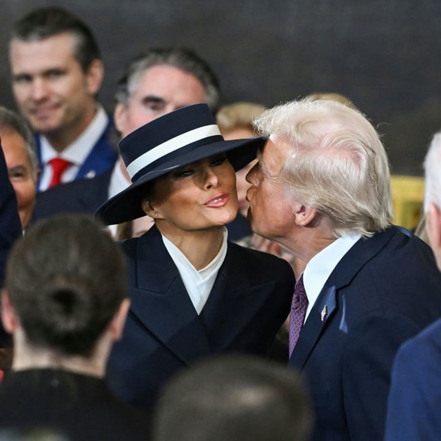 Donald Trump (r.) küsst Melania Trump vor der Amtseinführung des Präsidenten in der Rotunde des US-Kapitols in Washington.