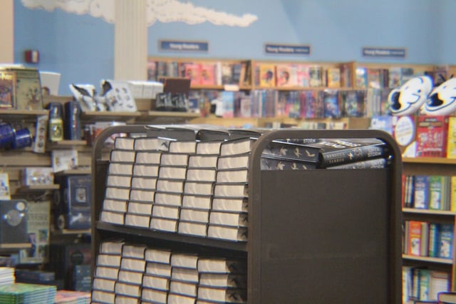 Copies of “Onyx Storm” await readers in Barnes & Noble.