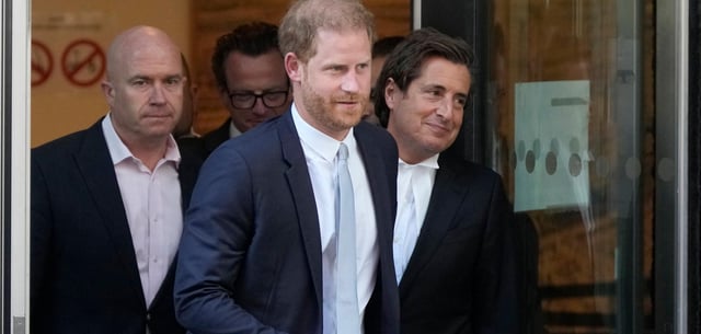 Prinz Harry (Mitte) mit seinen Londoner Anwälten, hier im Juni 2023
