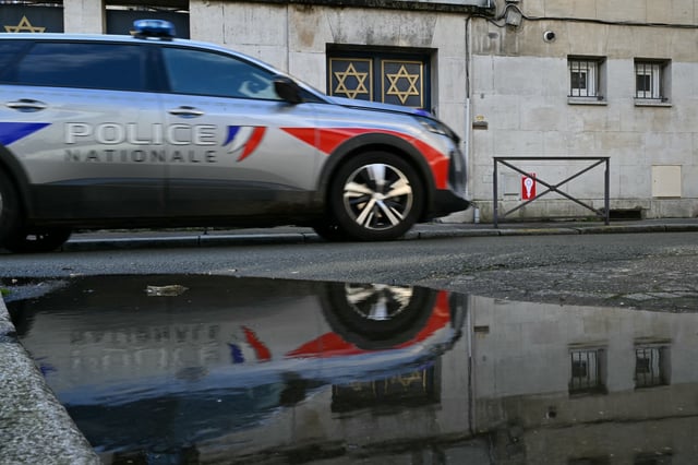 Des policiers devant la synagogue de Rouen le 7 janvier 2025.