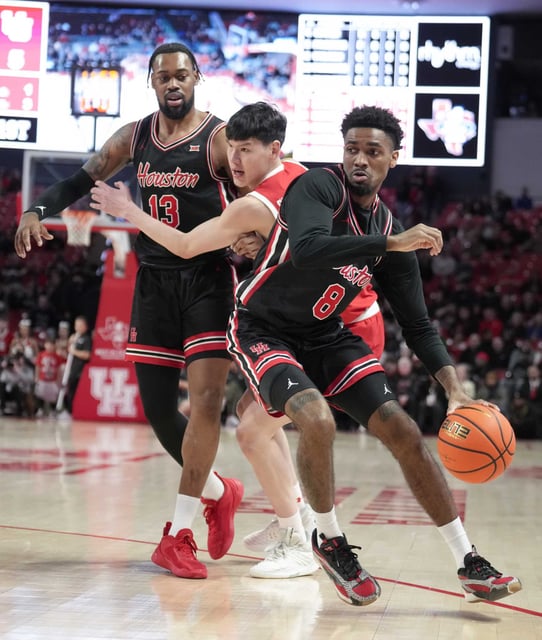 Houston guard Mylik Wilson (8) drives to the basket during the first half of an NCAA men’s college basketball game, Wednesday, Jan. 22, 2025, in Houston.