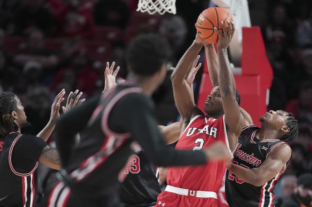 Mercy Miller (right) and his fellow UH defenders hounded Ezra Ausar and Utah during a Cougars rout Wednesday at Fertitta Center.