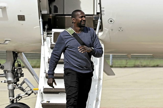 Le journaliste Olivier Dubois sur le tarmac de l'aéroport de Villacoublay, après près de deux ans de captivité au Sahel, le 21 mars 2023.
