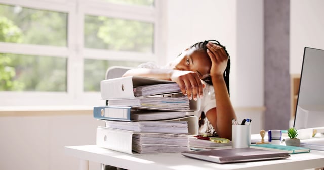 Symptoms of attention deficit hyperactivity disorder, or ADHD, include difficulties with concentration, organization and time management.
