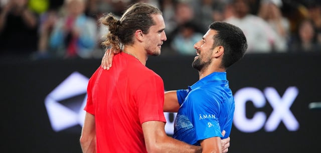 Der Deutsche Alexander Zverev (l.) trifft im Halbfinale der Australian Open auf Rekordsieger Novak Djokovic