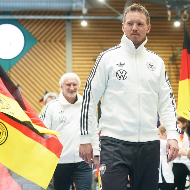 Julian Nagelsmann und Rudi Völler bei einem DFB-Termin in einer Grundschule.
